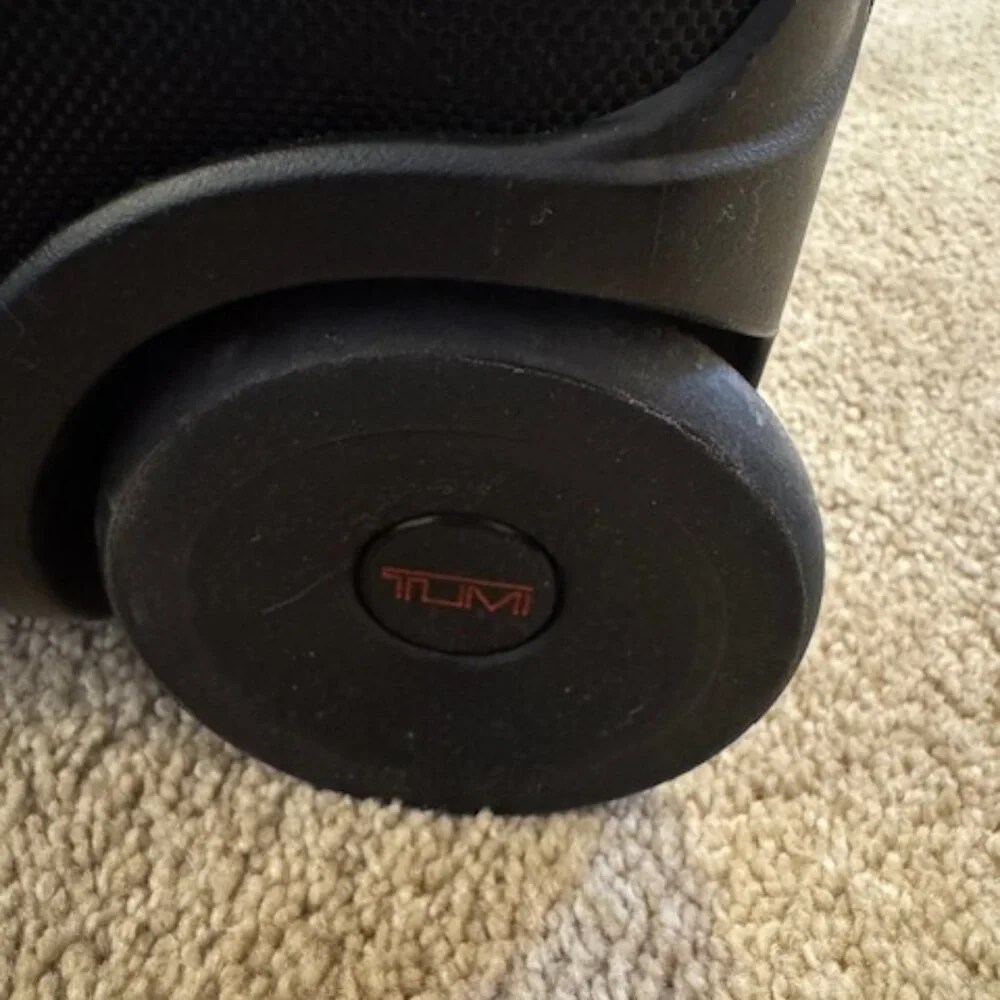 TUMI Alpha 2  21" Expandable Rolling 2-Wheeled Carry on suit case.  220211D2U - Picture 7 of 14